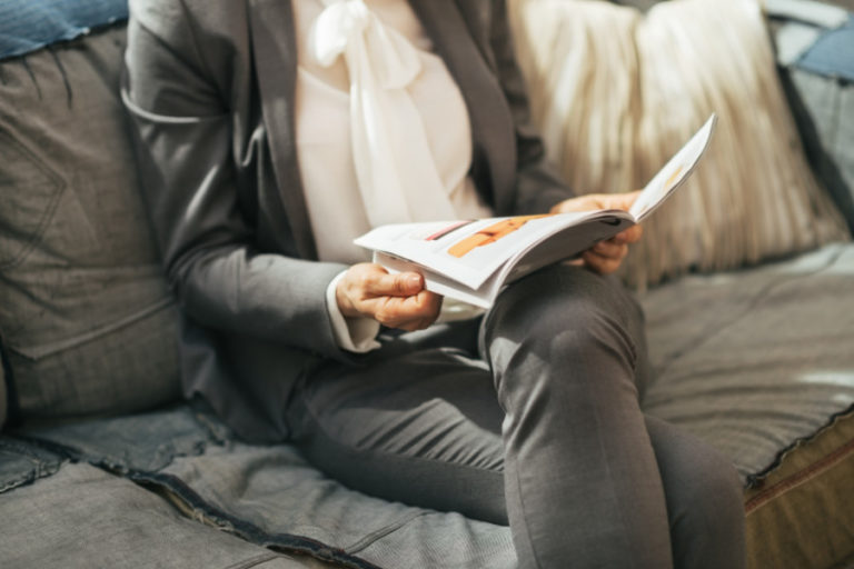 femme lisant communication papier magazine