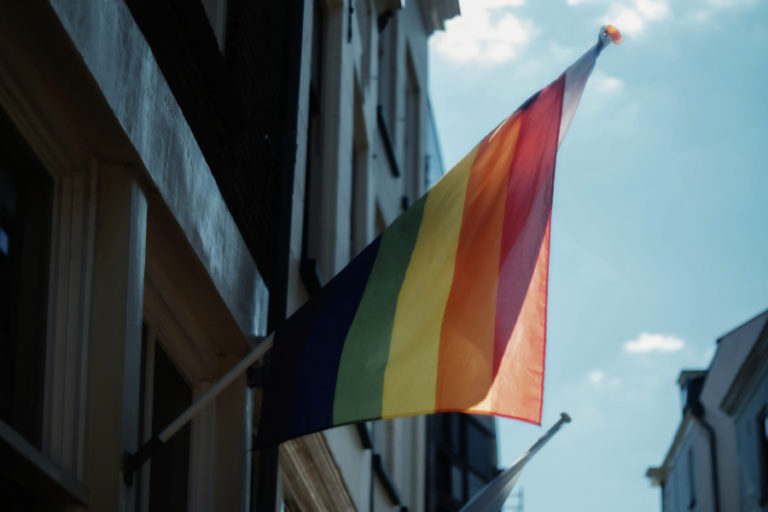 SEO et écriture inclusive drapeau lgbtqia+ en symbole