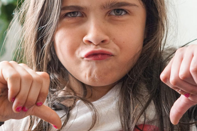 Petite fille avec les pouces en bas pour signifier que wizAcom ne fait plus de community management